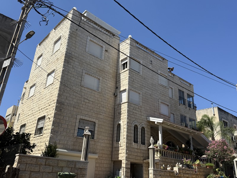 בניין בסח׳נין בשנת 2025, להמחשת סביבה עירונית; אינו מזהה רשות שהשתתפה במחקר